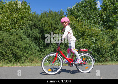 Girl riding bicycle Banque D'Images