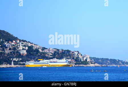 Bateau quittant le port de Nice France Banque D'Images