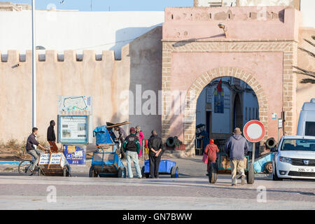 Essaouira, Maroc. Bab Marrakech. Porteurs avec leurs chariots à l'extérieur de la porte d'attente pour les clients. Banque D'Images