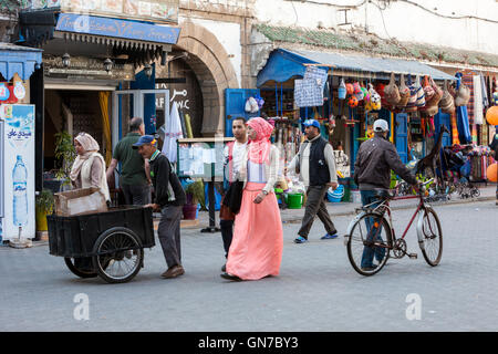 Essaouira, Maroc. Scène de rue, avenue de l'Istiqlal. Banque D'Images