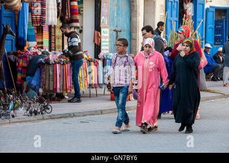 Essaouira, Maroc. La femme marche dans l'Avenue de l'Istiqlal. Banque D'Images