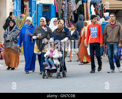 Essaouira, Maroc. Les Hommes et Femmes marchant dans l'Avenue de l'Istiqlal. Banque D'Images