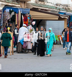 Essaouira, Maroc. La femme marche dans l'Avenue de l'Istiqlal. Banque D'Images