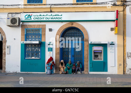 Essaouira, Maroc. Les femmes assises, parler à la place Moulay Hassan. Banque D'Images