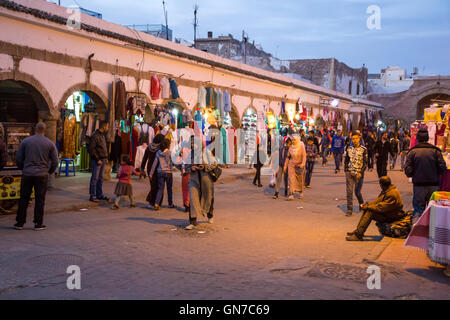 Essaouira, Maroc. Scène de rue le soir, Avenue Mohamed Zerktouni Banque D'Images