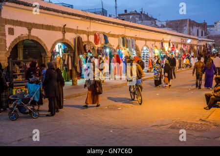 Essaouira, Maroc. Scène de rue le soir, Avenue Mohamed Zerktouni Banque D'Images