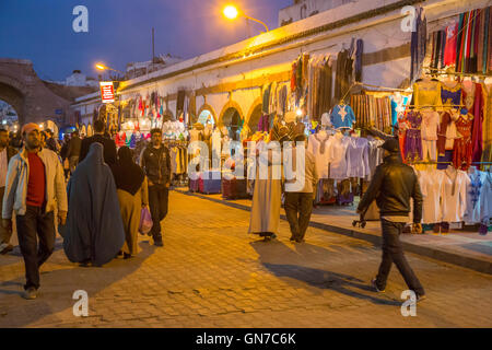 Essaouira, Maroc. Scène de rue le soir, Avenue Mohamed Zerktouni Banque D'Images