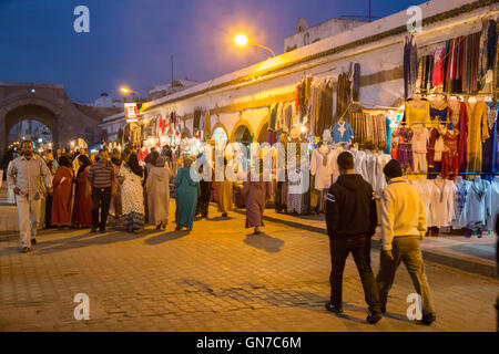 Essaouira, Maroc. Scène de rue le soir, Avenue Mohamed Zerktouni Banque D'Images