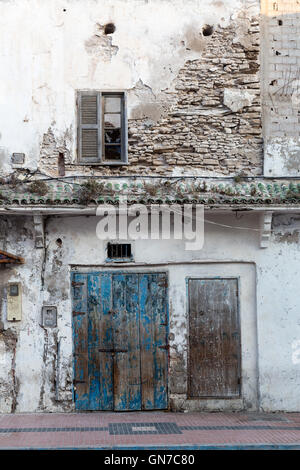Essaouira, Maroc. Vieux bâtiment dans la Médina montrant la construction originale avec du plâtre couvrant. Banque D'Images