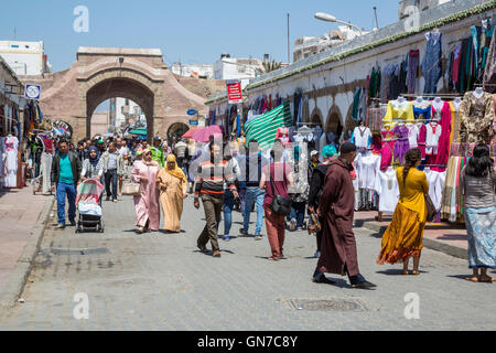 Essaouira, Maroc. Scène de rue, avenue Mohamed Zerktouni. Banque D'Images