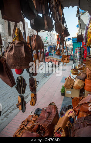 Essaouira, Maroc. Avenue de l'Istiqlal vu dans une boutique de Maroquinerie. Banque D'Images