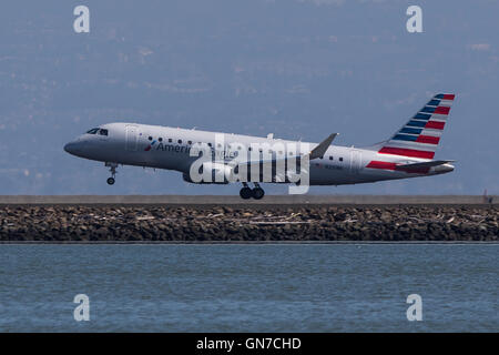 American Eagle Embraer ERJ LR 170 (N210NN) atterrit à l'Aéroport International de San Francisco (SFO), Francisco, Californie, États-Unis d'Amérique Banque D'Images