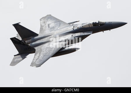 Un McDonnell-Douglas F-15C Eagle (80-035), à partir de la 144e Escadre de chasse, California Air National Guard Base à Fresno, mouches faible niveau par la Transition Jedi, R-2508, complexe Canyon Star Wars / Rainbow Canyon, Death Valley National Park, California, ONU Banque D'Images