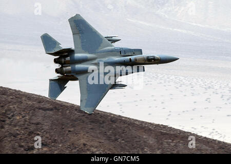 Un McDonnell-Douglas F-15C Eagle (78-538), à partir de la 144e Escadre de chasse, California Air National Guard Base à Fresno, mouches faible niveau par la Transition Jedi, R-2508, complexe Canyon Star Wars / Rainbow Canyon, Death Valley National Park, California, ONU Banque D'Images