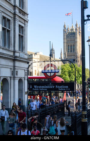 La station de métro Westminster au centre de Londres, donnant sur Big Ben sur Parliament Street SW1 Banque D'Images