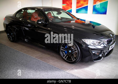 Tout nouveau 2016 F83 BMW M4 Cabriolet Noir 2 portes coupé avec cuir rouge Orange Sakhir Williams BMW showroom à Rochdale Banque D'Images