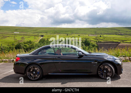 F83 BMW M4 Cabriolet Noir 2 portes coupé avec du cuir rouge garée dans la campagne en été Banque D'Images