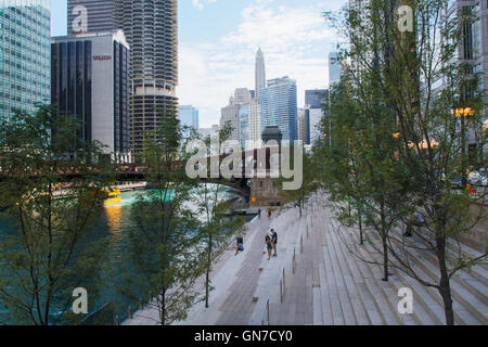 Riverwalk Chicago vue à partir de la rue LaSalle. Banque D'Images