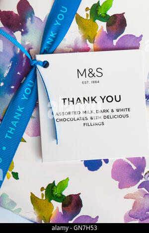 M&S merci tag et ruban sur fort d'assortiment lait, blanc avec de délicieux chocolats & Matériaux Banque D'Images