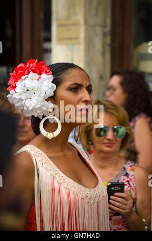 Belle femme habillé en robe de flamenco, au démarrage de Feria annuel de Malaga, Andalousie, Espagne Banque D'Images