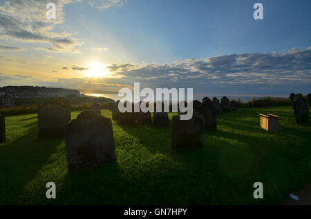 Vue depuis les 199 marches menant vers la vieille ville de Whitby, dans le North Yorkshire Moors England UK Banque D'Images