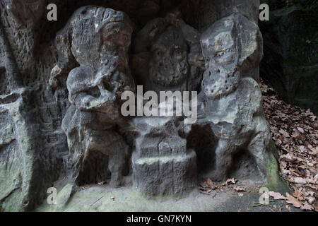 Nains martelant les armes pour le Blanik Knights sculpté par le sculpteur tchèque Vaclav prélèvement dans le rochers de grès dans la forêt à l'extérieur du village d'Zelizy en Bohême centrale, en République tchèque. Ce complexe de sculptures connu comme le Klacelka caverne a été créé par Vaclav Levy pendant les années 1840, ainsi que les chefs du diable et le Harfenice (harpiste) situé dans la forêt à proximité. Banque D'Images