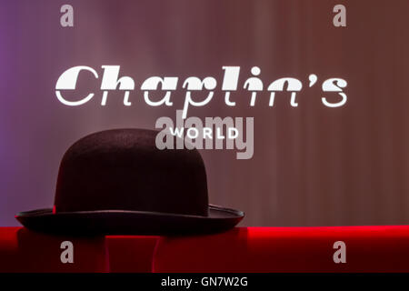 Charlie Chaplin's iconic bowler hat Banque D'Images