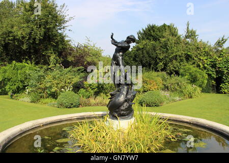 Hylas et les nymphes statue par Henry Pengram à St. John's Lodge Gardens (jardin secret) dans Regent's Park Banque D'Images