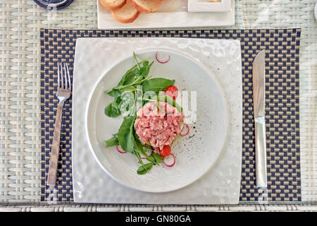 Plat de salade de thon et d'avocat salade de roquette à l'embellissement. Banque D'Images