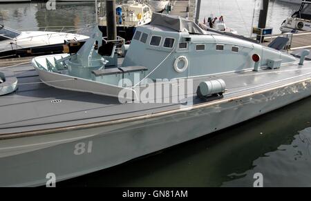 AJAXNETPHOTO. 23 MARS 2012. PORTSMOUTH, ANGLETERRE. - BATEAU À CANON À MOTEUR RESTAURÉ DE LA SECONDE GUERRE MONDIALE - RESTAURÉ DEUXIÈME GUERRE MONDIALE MGB 81 (EX MTB 416) AMARRÉ À GUNWHARF QUAY. LE NAVIRE A ÉTÉ CONÇU PAR GEORGE SELMAN ET CONSTRUIT PAR BRITISH POWERBOATS À HYTHE. PHOTO:JONATHAN EASTLAND/AJAX REF : D122603 2179 Banque D'Images