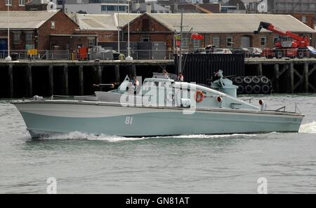 AJAXNETPHOTO. 25 AOÛT 2016. PORTSMOUTH, ANGLETERRE. - BATEAU À CANON À MOTEUR RESTAURÉ DE LA SECONDE GUERRE MONDIALE MGB 81 (EX MTB 416) RESTAURÉ EN PASSANT PAR LA BASE NAVALE ROYALE PENDANT LE PASSAGE DE VOILE MARQUANT LE 100E ANNIVERSAIRE DE LA FONDATION DES FORCES CÔTIÈRES. LE NAVIRE A ÉTÉ CONÇU PAR GEORGE SELMAN ET CONSTRUIT PAR BRITISH POWERBOATS À HYTHE. PHOTO:JONATHAN EASTLAND/AJAX REF : D162508 6031 Banque D'Images