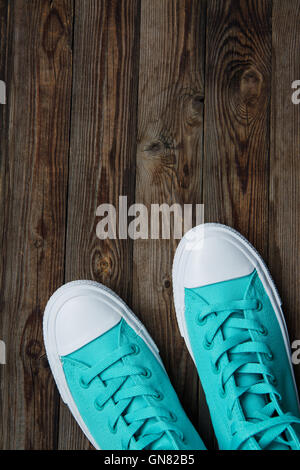 Sneakers sur vide surface en bois Banque D'Images