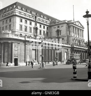 1950 Voir l'historique de la Banque d'Angleterre à Threadneedle Street dans la ville de Londres. Il est un des neuf rues de converger à Banque. L'entrée de la station de métro Bank est visible sur la partie inférieure gauche. Banque D'Images