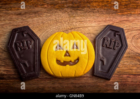 Cookie en forme de citrouille Halloween et tombes de chocolat Banque D'Images