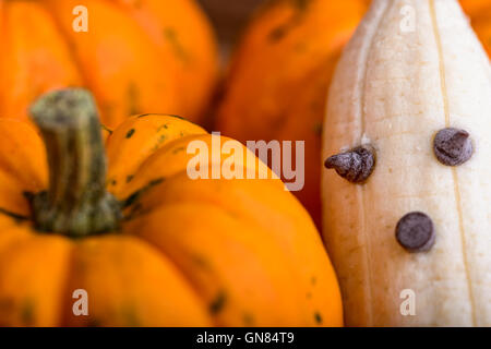 Trois citrouilles et ghost faite avec banane et chocolat pour l'halloween Banque D'Images