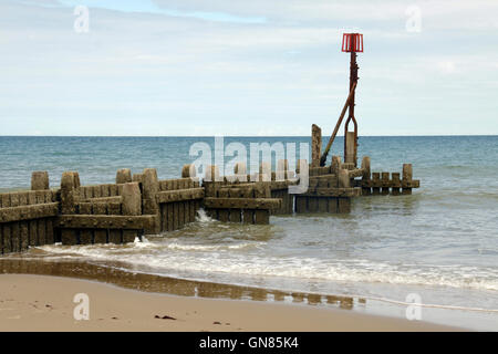 Un épi qui s'étend vers la mer sur la plage à Norfolk Overstrand Banque D'Images