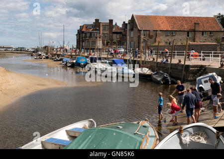 La pêche du crabe le long du quai à Blakeney sur la côte nord du Norfolk Banque D'Images