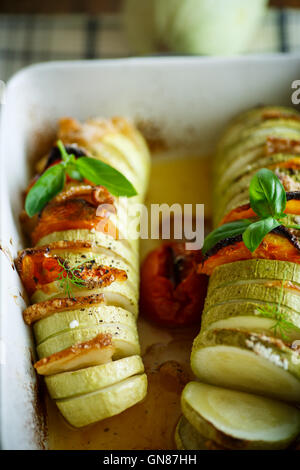 Courgettes farcies au légumes cuits au four Banque D'Images