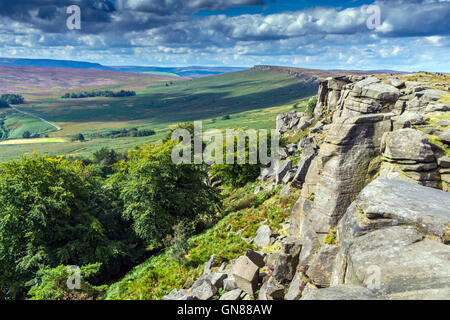 Vue panoramique de la vallée de l'espoir de Stanage Edge, Peak District, Derbyshire Banque D'Images