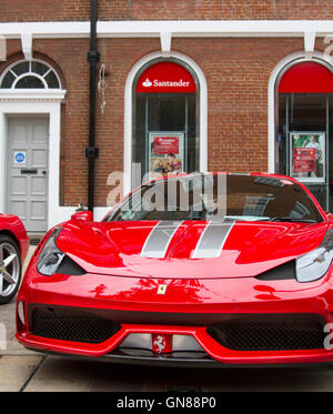 Ferrari Classic Ferrari 458 Speciale AB S-A et voitures de toutes les époques de l'automobile, alignées dans les rues du centre-ville d'Ormskirk et dans le parc Coronation pour les personnes à admirer. Des milliers de personnes ont assisté à Ormskirk pour ce fantastique événement familial gratuit pour admirer la gamme fabuleuse de véhicules de sport. Banque D'Images