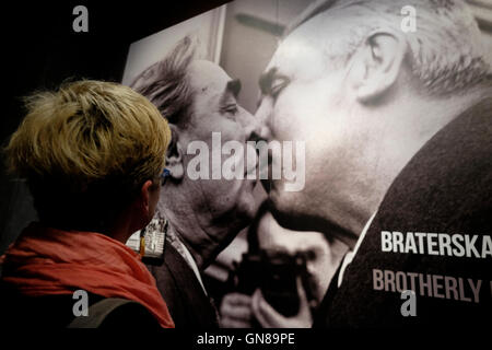 Un visiteur regarde une vieille photo montrant Leonid Ilitch Brejnev le secrétaire général du Comité central (CC) du parti communiste de l'Union soviétique s'embrasser un leader polonais à l'intérieur du centre de la solidarité européenne et de la bibliothèque d'un musée consacré à l'histoire de solidarité, le syndicat polonais et mouvement de résistance civile, et d'autres mouvements de l'opposition de l'Europe de l'Est communiste situé dans la ville de Gdansk dans le Nord de la Pologne Banque D'Images