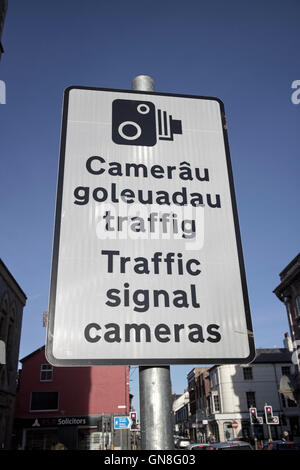 Circulation routière bilingue anglais gallois caméras signal sign Banque D'Images