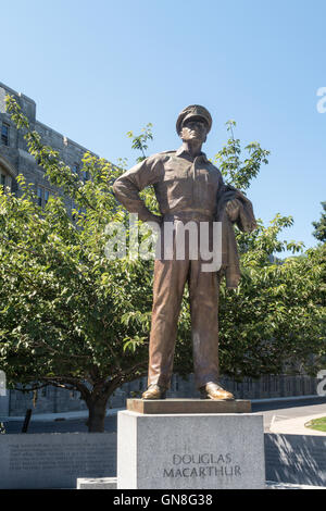 Statue du général Douglas MacArthur, United States Military Academy, West Point, NY, USA Banque D'Images