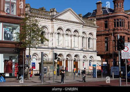 Tesco Metro dans l'ancien bâtiment de la Bank of Ireland royal Avenue Belfast Irlande du Nord UK Banque D'Images