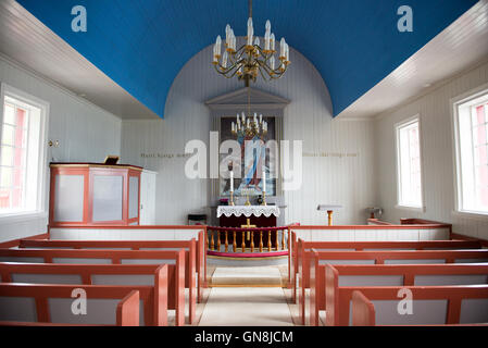 A l'intérieur de l'église de Arnafjordur sur les îles Féroé avec bancs et l'autel Banque D'Images