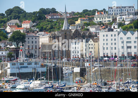 Yachts et bateaux amarrés à St Peter Port Guernsey. Banque D'Images