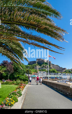 Le port de Gorey, sur la côte ouest de Jersey avec château Mont Orgueil. Banque D'Images