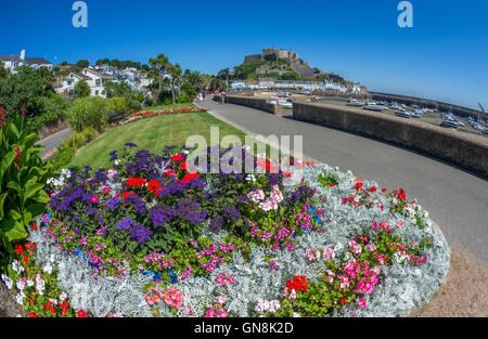 Le port de Gorey, sur la côte ouest de Jersey avec château Mont Orgueil. Banque D'Images
