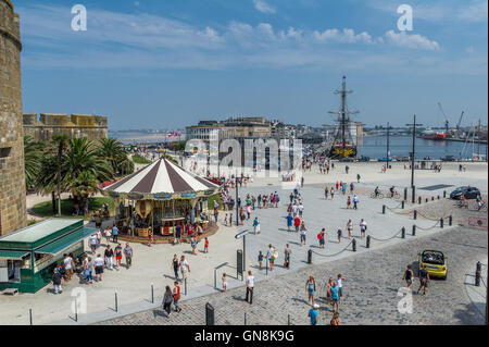 Entrée principale de la ville de Saint Malo, France, à la recherche sur le quai Duguay Trouin avec galion français au mouillage. Banque D'Images