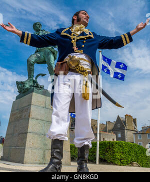 Acteur masculin français ou l'interprète vêtu d'un uniforme d'officier de marine du 18ème siècle à l'acte le rôle de Robert Surcouf, St.Malo. Banque D'Images